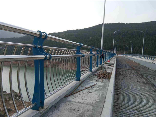 铜川不锈钢桥梁护栏的特点及其在桥梁安全中的重要作用