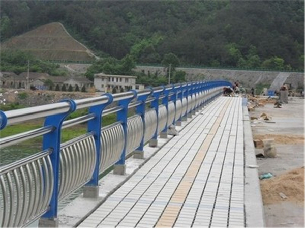 铜川不锈钢桥梁护栏的特性及其在现代建筑中的应用